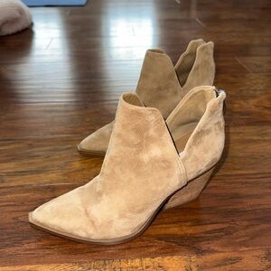 Steve Madden Camryn Suede Poined Toe Bootie in Taupe